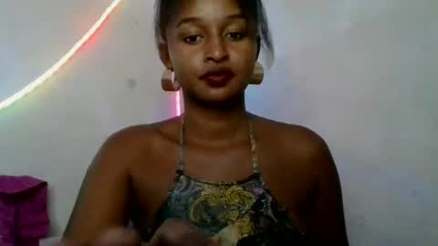 olinah610 online show from May 25, 2026, 11:16 am