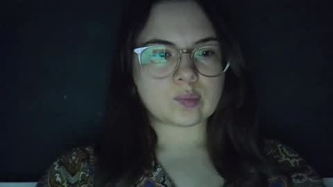Snapshot of olivepeach chatting on June 23, 2026, 12:14 pm Oil online show from June 23, 2026, 12:14 pm