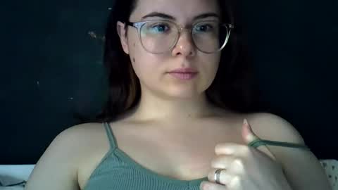 Snapshot of olivepeach chatting on July 4, 2026, 11:27 am Oil online show from July 4, 2026, 11:27 am