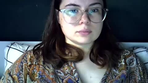 Snapshot of olivepeach chatting on July 16, 2026, 11:49 am Oil online show from July 16, 2026, 11:49 am
