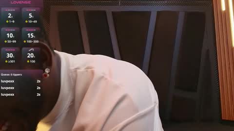 OLIVER LAURENT online show from April 19, 2026, 11:31 am