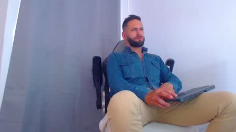 Snapshot of oliverdrew1 chatting on December 16, 2024, 8:37 pm oliver online show from December 16, 2024, 8:37 pm