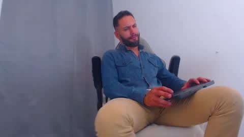 Snapshot of oliverdrew1 chatting on January 17, 2025, 1:36 am oliver online show from January 17, 2025, 1:36 am