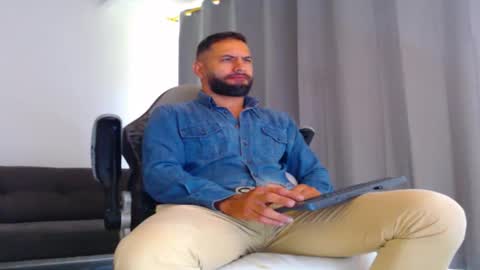 oliver online show from November 18, 2025, 12:20 pm