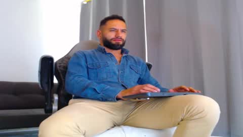 oliver online show from November 21, 2025, 6:50 pm