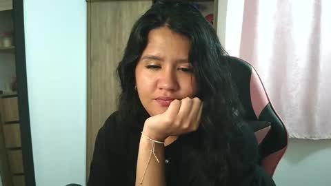 Olivia online show from November 7, 2025, 7:36 pm