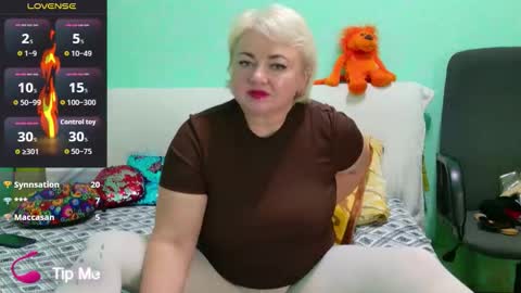 oliviaparadise online show from November 17, 2025, 3:56 am