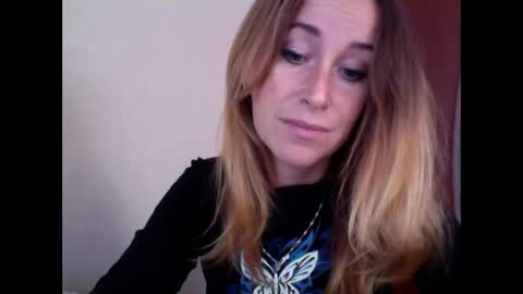 olyra11 online show from October 7, 2025, 9:28 am
