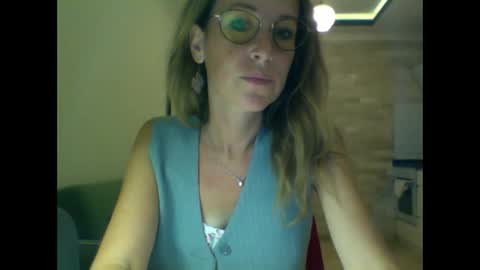olyra11 online show from October 23, 2025, 8:40 pm