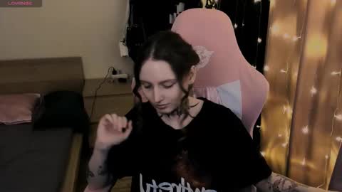 on_yxxx online show from November 14, 2025, 5:00 pm