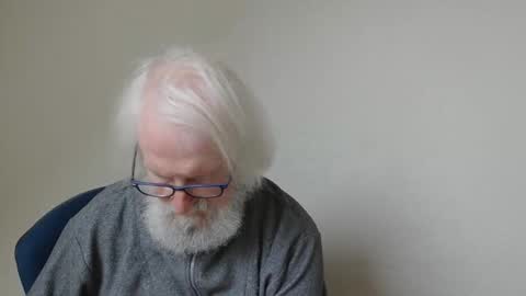 Snapshot of onanister chatting on February 19, 2025, 1:28 pm Somewhere over the rainbow online show from February 19, 2025, 1:28 pm