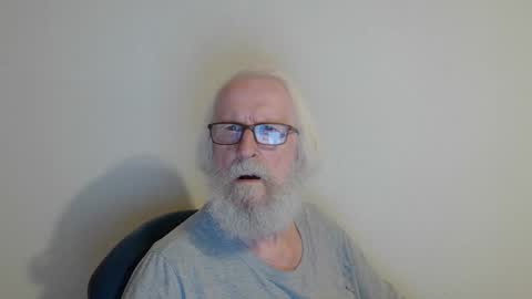 Snapshot of onanister chatting on September 14, 2025, 9:03 pm Somewhere over the rainbow online show from September 14, 2025, 9:03 pm