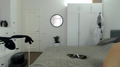 onebestlover online show from February 9, 2026, 8:18 am