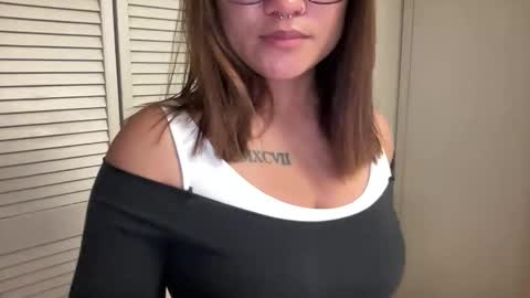 Miss Girly online show from November 3, 2025, 7:31 am