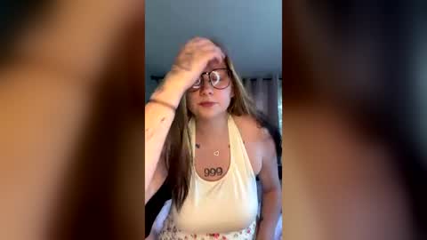 oohlarae22 online show from June 16, 2026, 5:26 pm