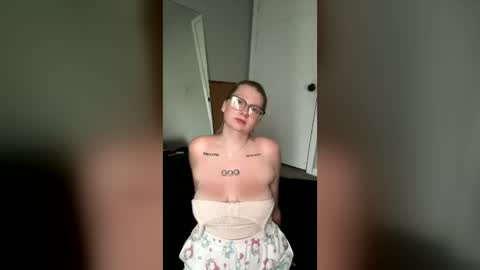 oohlarae22 online show from July 6, 2026, 11:18 am