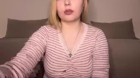 Snapshot of opheliaritz chatting on May 15, 2026, 9:22 pm Ophelia online show from May 15, 2026, 9:22 pm