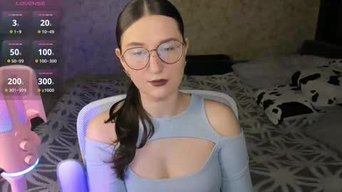 Snapshot of oskar_fucker chatting on November 18, 2025, 11:36 am Leliana online show from November 18, 2025, 11:36 am