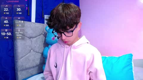 Snapshot of owenblue__ chatting on December 24, 2024, 3:38 am Owen  Independent model  online show from December 24, 2024, 3:38 am
