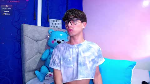 Snapshot of owenblue__ chatting on December 27, 2024, 8:13 am Owen  Independent model  online show from December 27, 2024, 8:13 am