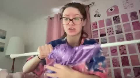 paisleysnowxo online show from March 11, 2025, 9:04 pm