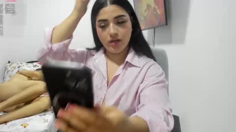 pareja_curiosa19 online show from February 17, 2026, 1:35 am