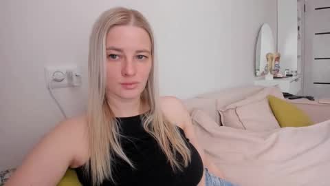 Snapshot of paris_hilt_on chatting on November 9, 2025, 7:28 am Sasha online show from November 9, 2025, 7:28 am