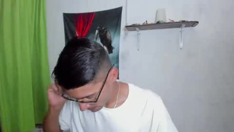 EDUAR Independent model online show from April 5, 2026, 8:06 pm