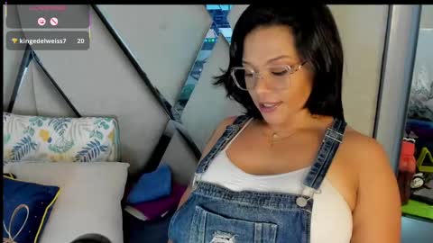 Snapshot of paula_daniela1 chatting on February 21, 2025, 10:04 pm Paula online show from February 21, 2025, 10:04 pm