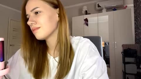 Snapshot of paulinelejune chatting on November 30, 2025, 8:40 am Sonya online show from November 30, 2025, 8:40 am