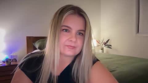 Snapshot of peachyrose_ chatting on April 16, 2026, 8:15 am peachyrose_ online show from April 16, 2026, 8:15 am