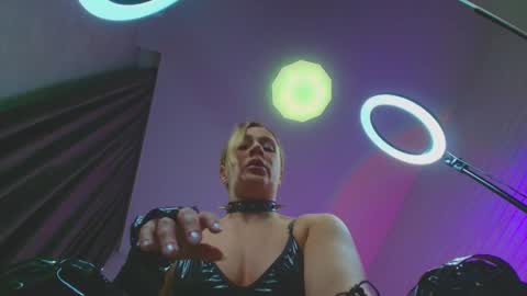 Dia  online show from December 26, 2024, 2:44 am