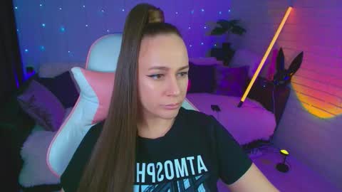 Dia  online show from October 21, 2025, 7:25 pm