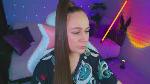 Dia  online show from November 12, 2025, 7:35 pm