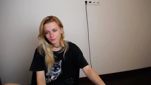 Mia online show from September 21, 2025, 7:10 am