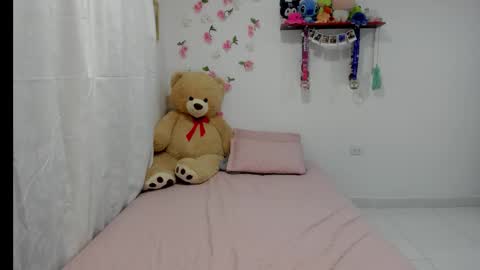 Snapshot of perla_brunette1 chatting on February 7, 2026, 3:54 am perla online show from February 7, 2026, 3:54 am