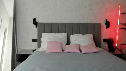 Mia online show from December 2, 2025, 8:41 am