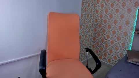 Snapshot of pervert_milf2023 chatting on December 18, 2024, 1:15 am Isabella online show from December 18, 2024, 1:15 am