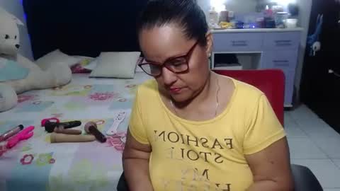 Snapshot of pervert_mommy_x chatting on April 16, 2026, 9:32 am SAMY online show from April 16, 2026, 9:32 am