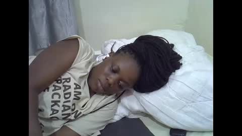 petite_melan online show from December 4, 2025, 5:10 pm