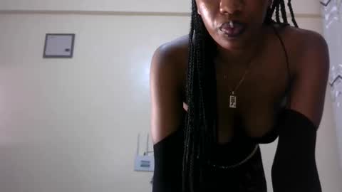 petite_princes online show from March 6, 2025, 9:53 pm