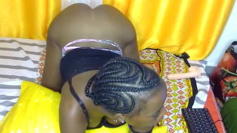 Snapshot of petite_tanya chatting on December 23, 2024, 4:12 am Tanya online show from December 23, 2024, 4:12 am