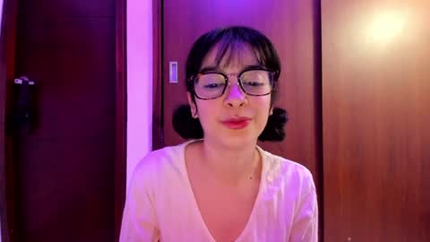 Snapshot of petitee_lunna chatting on December 18, 2024, 3:26 am Lunna online show from December 18, 2024, 3:26 am