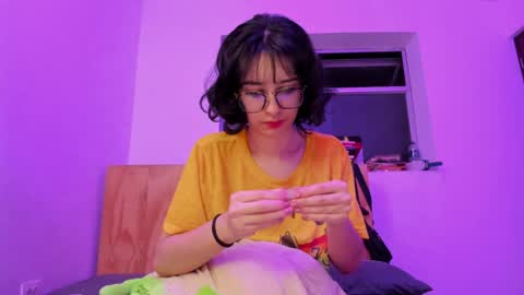 Snapshot of petitee_lunna chatting on December 19, 2024, 1:28 am Lunna online show from December 19, 2024, 1:28 am