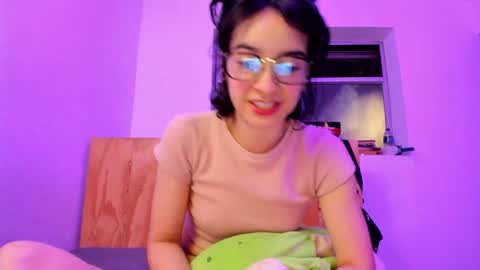 Snapshot of petitee_lunna chatting on December 21, 2024, 2:19 am Lunna online show from December 21, 2024, 2:19 am