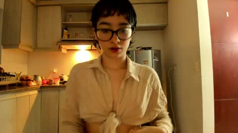 Lunna online show from April 19, 2026, 1:16 am