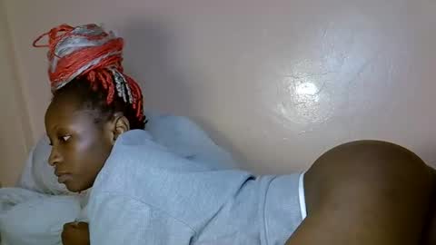 petitehunny online show from May 19, 2026, 8:15 pm