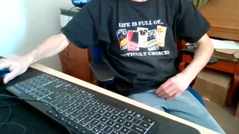 Snapshot of petitwilly chatting on March 19, 2026, 9:35 am petitwilly online show from March 19, 2026, 9:35 am