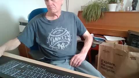 Snapshot of petitwilly chatting on April 9, 2026, 8:42 am petitwilly online show from April 9, 2026, 8:42 am