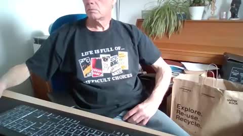 Snapshot of petitwilly chatting on April 11, 2026, 11:14 am petitwilly online show from April 11, 2026, 11:14 am